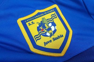 logotipa na futbolku yuve stabiya