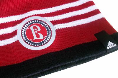 nanesenie-logotipa-B-na-shapku-sportprintm