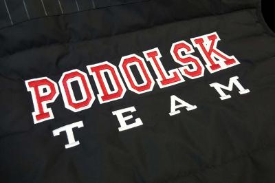 nanesenie-logotipa-podolsk-na-jiletki-sportprintm