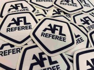 Партия судейских шевронов AFL с надёжной оверлочной обработкой по контуру, обеспечивающей долговечность изделия