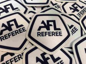 Высокоточная сублимационная печать на судейских нашивках AFL — яркое чёрное изображение на белом фоне без выцветания