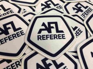 Презентабельный внешний вид судейских шевронов AFL REFEREE — аккуратный оверлочный край и ровная цветопередача