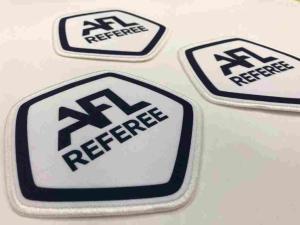 Судейские шевроны AFL REFEREE, изготовленные методом сублимационной печати — крупный план изделия с чётким изображением